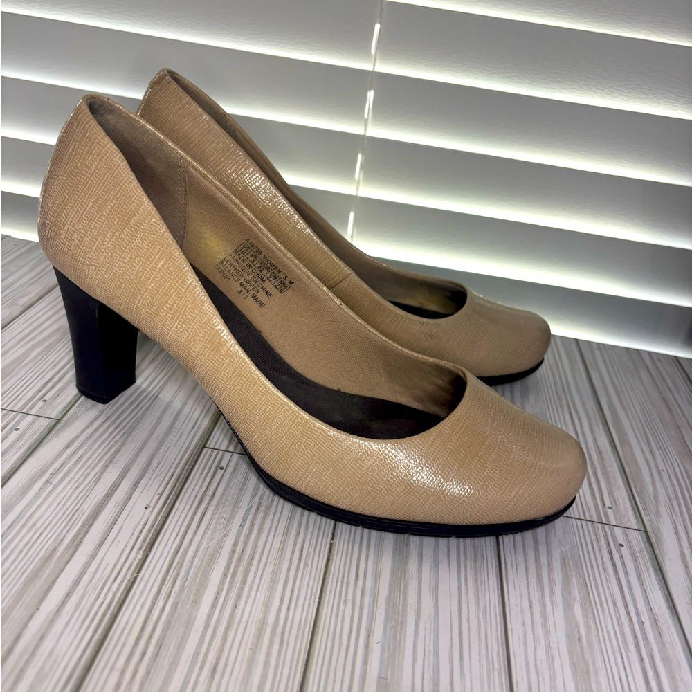 Rockport Total Motion Warm Taupe Leather Classic Heel Pumps Size 10 M V75939